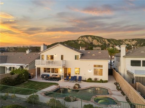 Photo of 26451 Puffin Place, Canyon Country, CA 91387 (MLS # SR26048442)