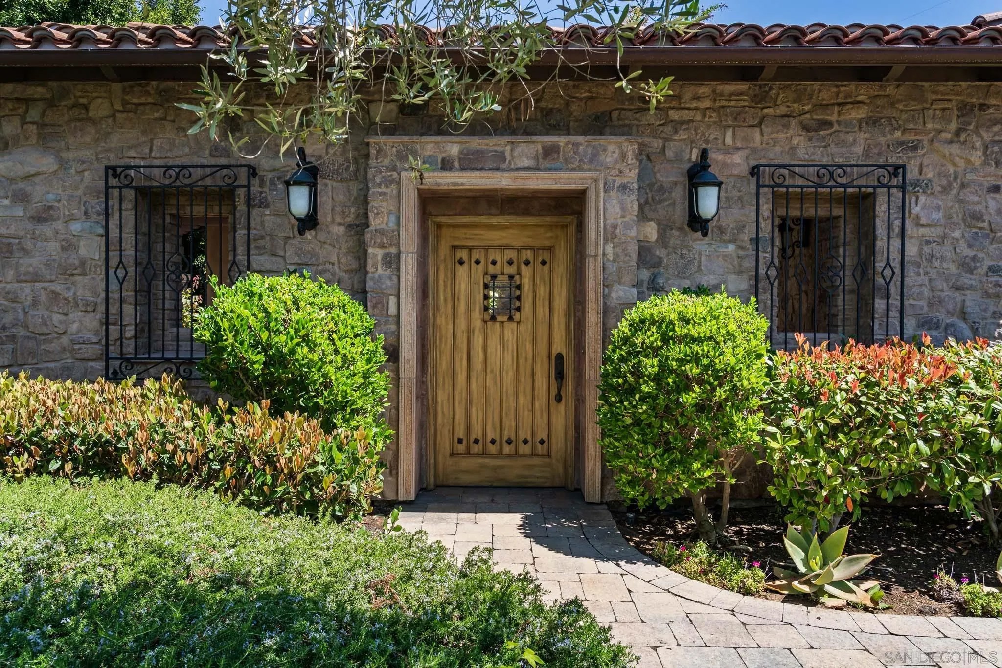 18504 Calle La Serra