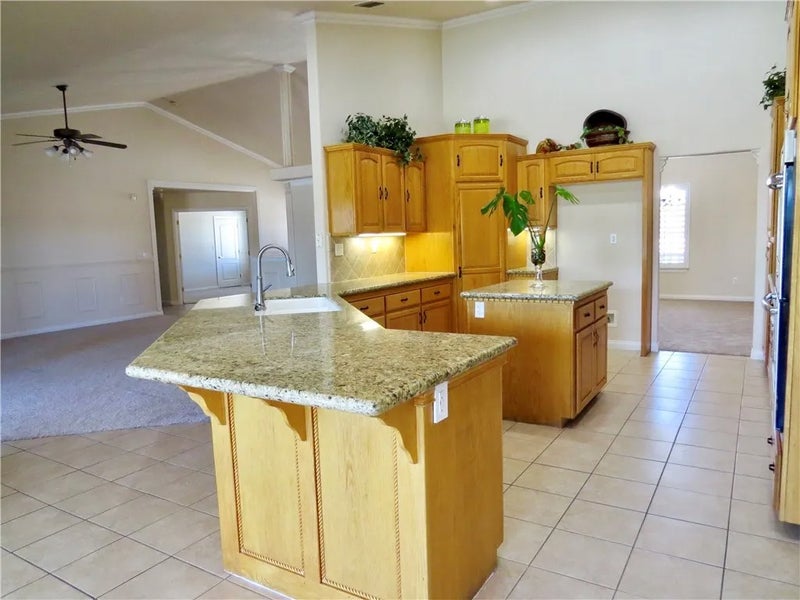 7445 El Manor
