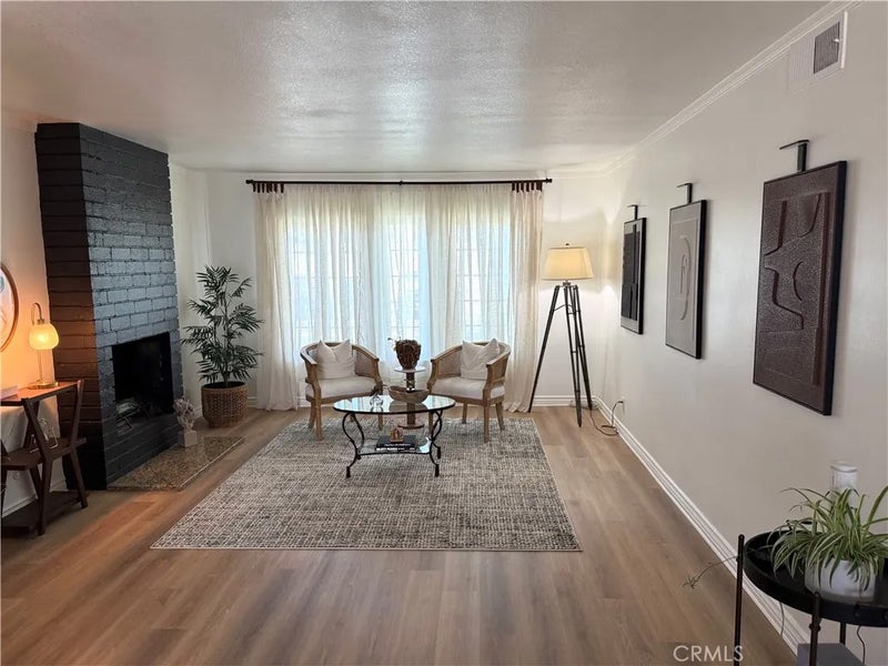1950 W Glenoaks #A
