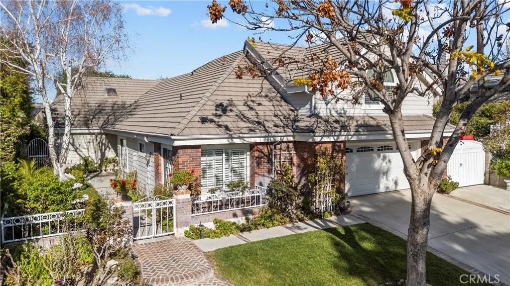 Photo of 26334 Emerald Dove Dr, Valencia, CA 91355 (MLS # SR26046786)