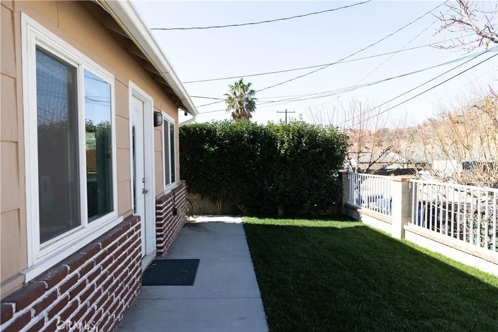 Photo of 29678 Cromwell Ave, Castaic, CA 91384 (MLS # SR26007599)