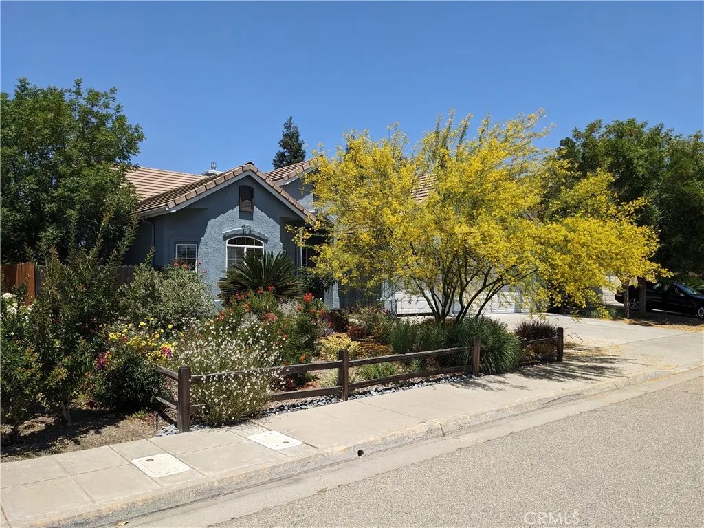 1138 E Pinehurst Avenue