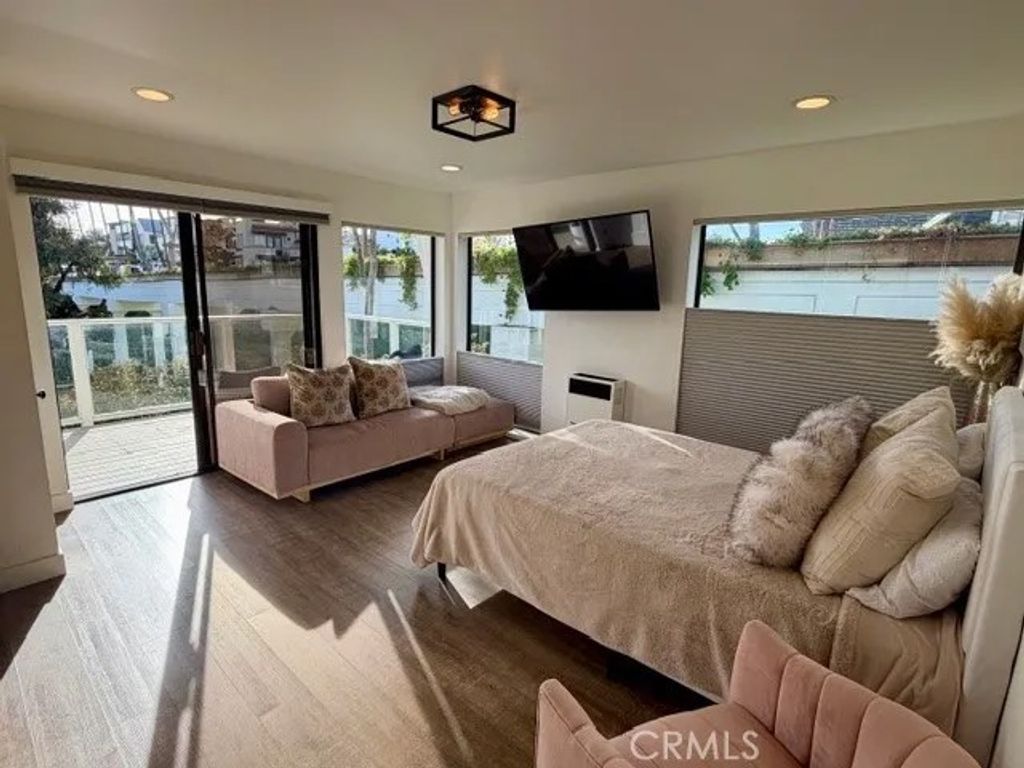 Photo of 400 Goldenrod Avenue, Corona Del Mar, CA 92625 (MLS # OC26048670)