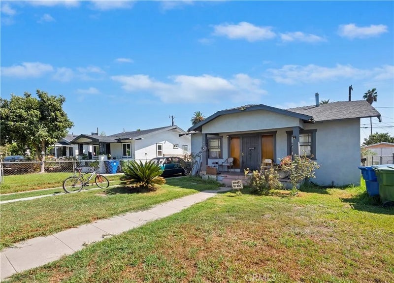 1438 W 70th