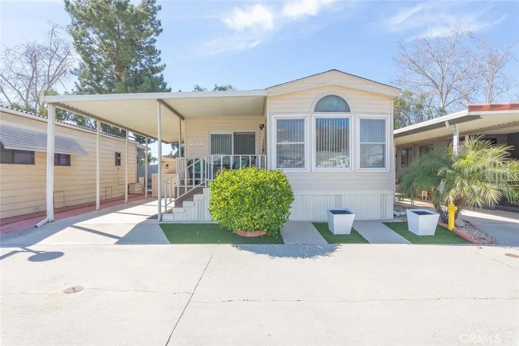 Photo of 924 Acorn Dr, San Jacinto, CA 92583 (MLS # SW26001467)