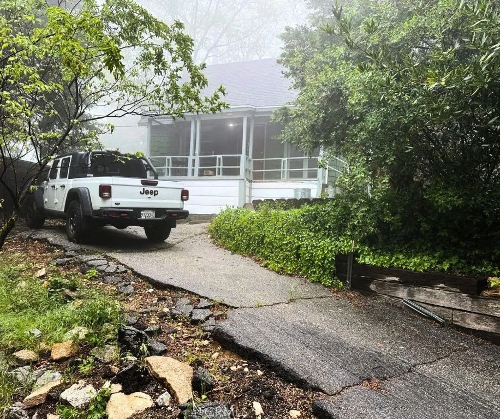 Photo of 645 Knoll Drive, Crestline, CA 92325 (MLS # GD26020652)