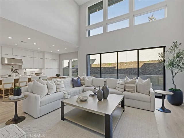 125 Apron, Irvine
