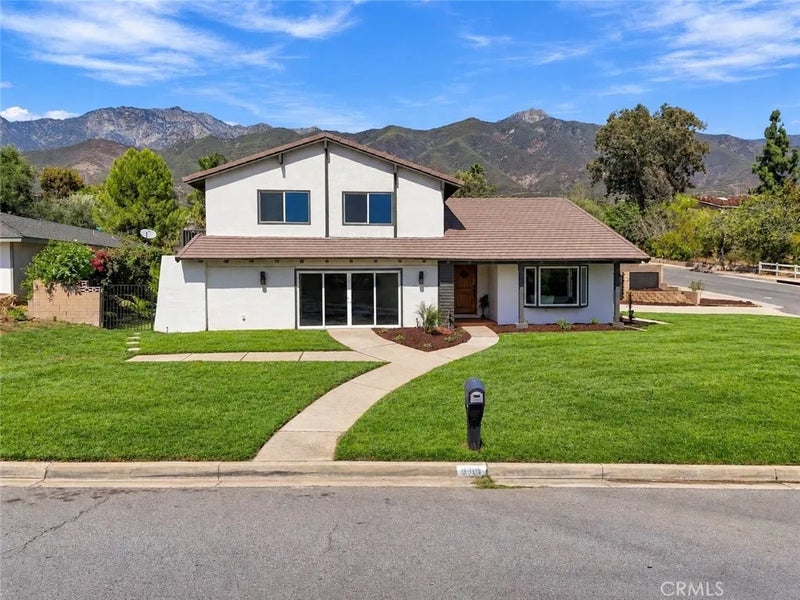 9086 Hillside