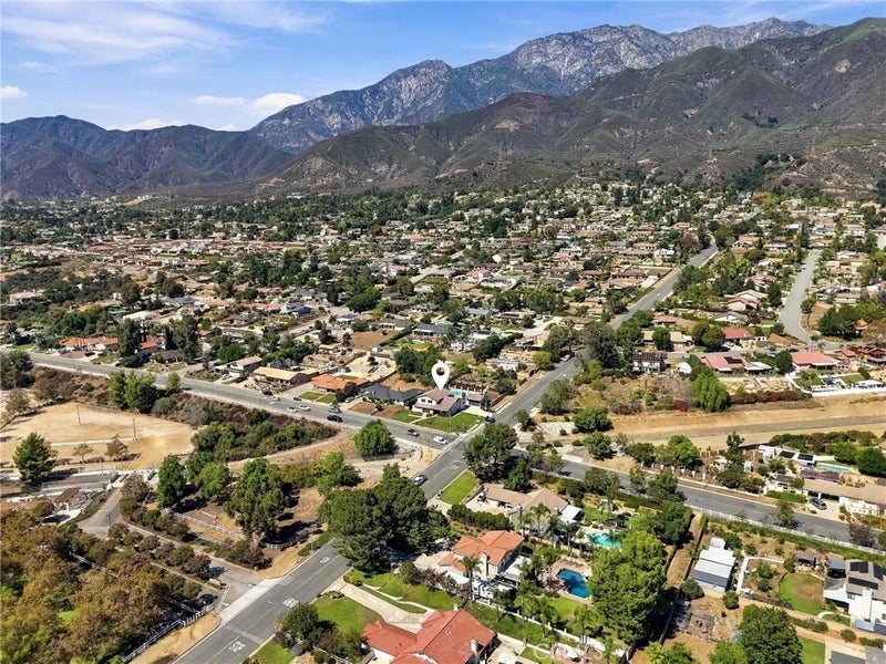 9086 Hillside