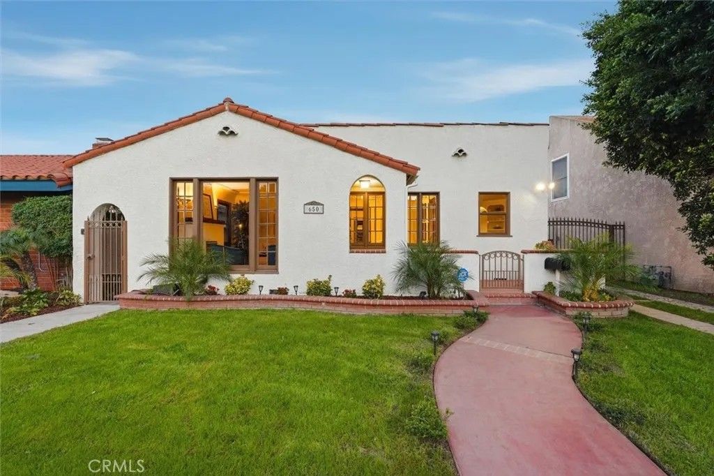 Photo of 650 Roycroft Ave, Long Beach, CA 90814 (MLS # PW26016590)