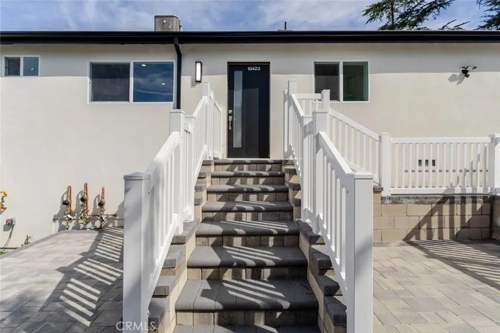 Photo of 10423 Pinyon Avenue, Tujunga, CA 91042 (MLS # GD26068977)