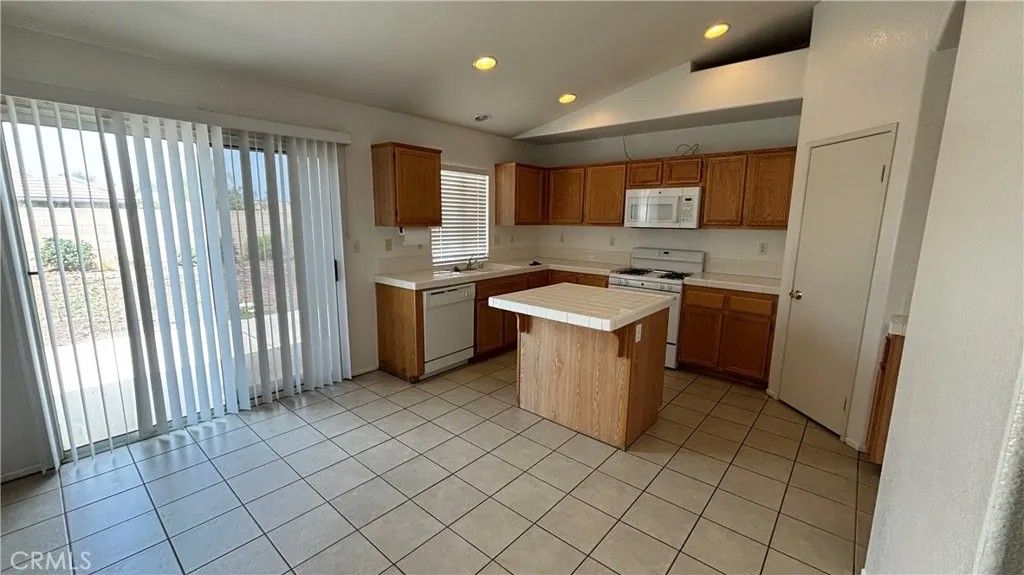 Photo of 875 S Gilbert Ave, Hemet, CA 92543 (MLS # SW26017951)