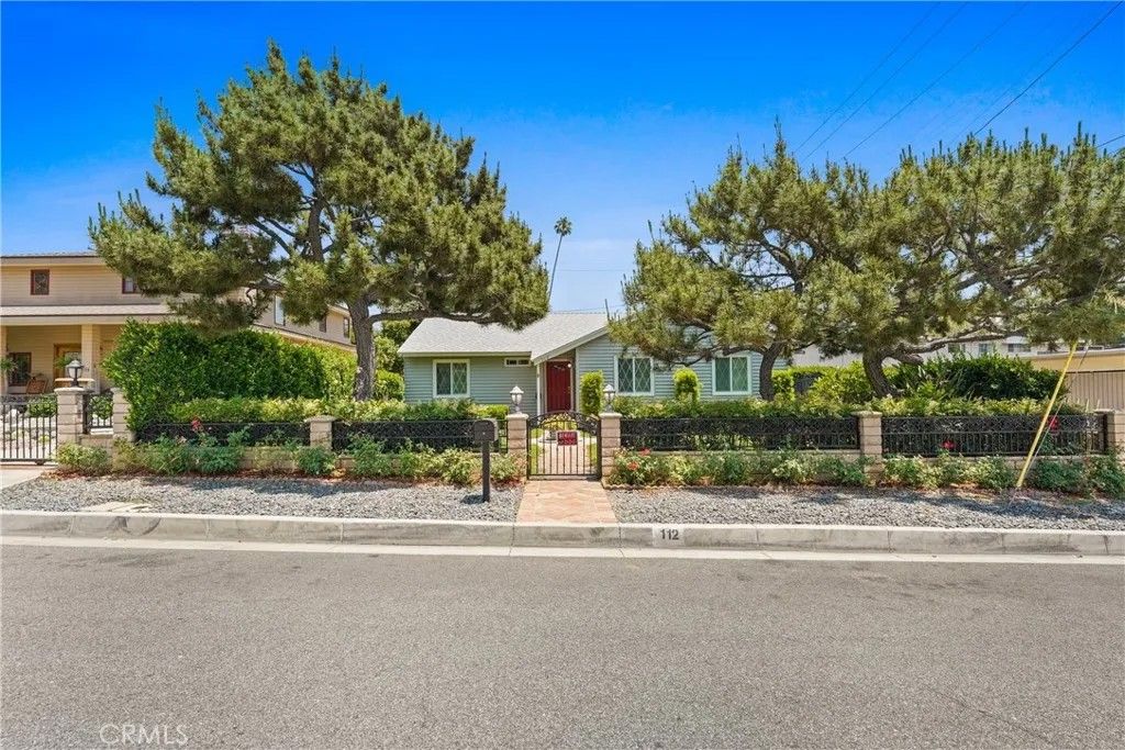 Photo of 112 N Garfield Place, Monrovia, CA 91016 (MLS # AR25260402)