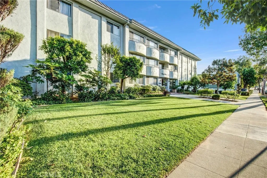 972 E California 304