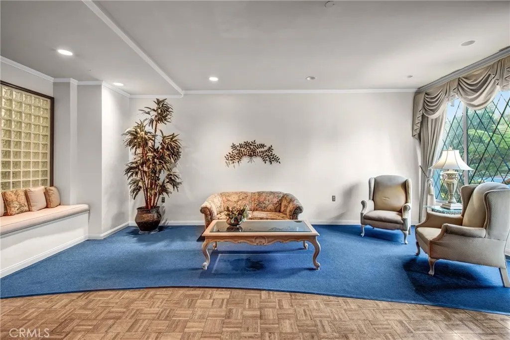 972 E California 304