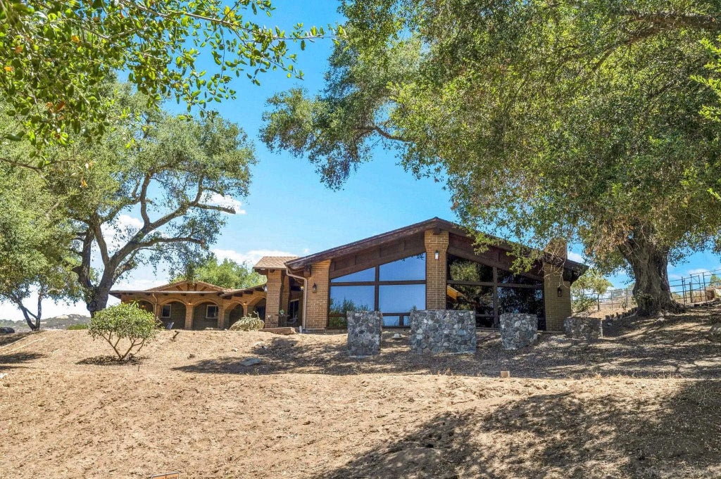 Photo of 12355 Calle de Ensueno, Valley Center, CA 92082 (MLS # 260017564)