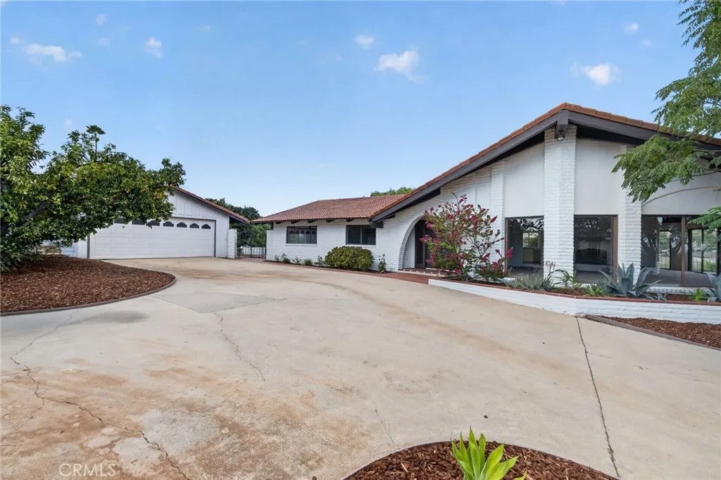 Photo of 2801 E Mission Road, Fallbrook, CA 92028 (MLS # IG26201331)