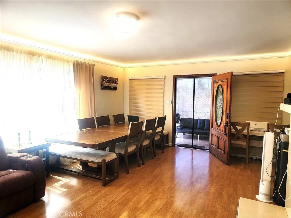 433 E Loraine