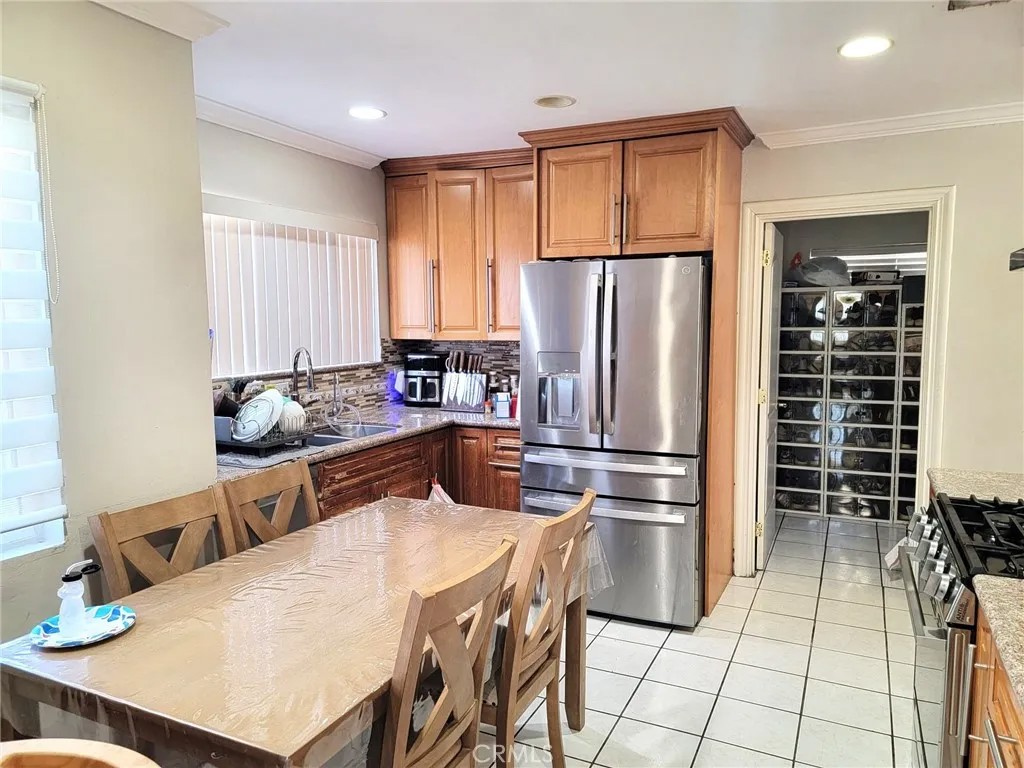 433 E Loraine