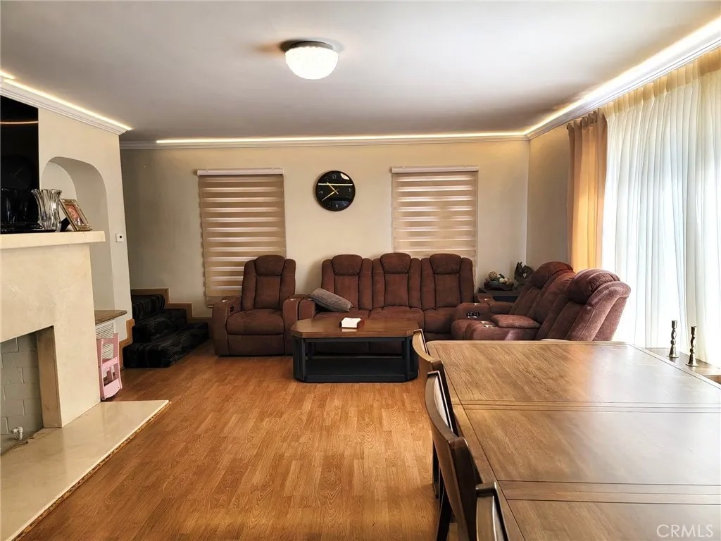 433 E Loraine