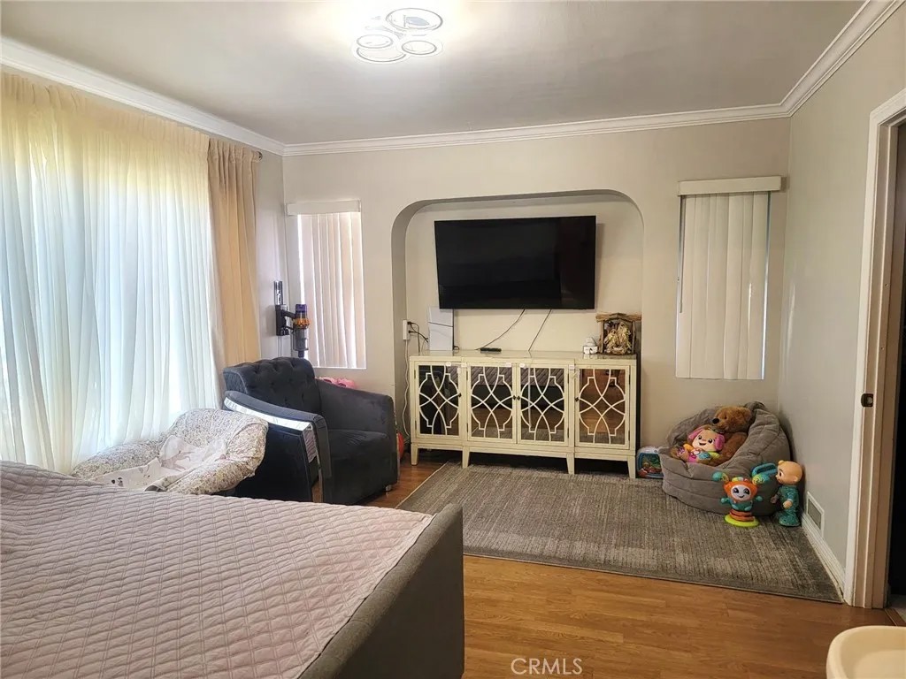 433 E Loraine