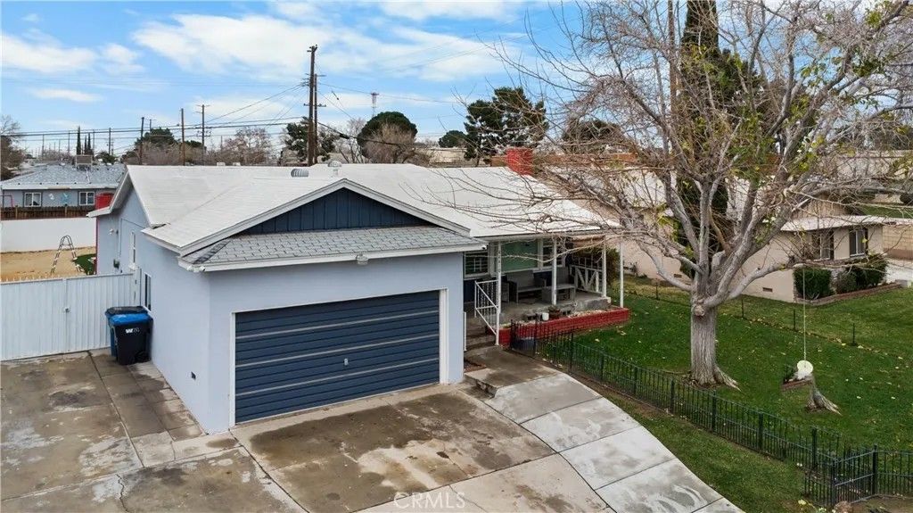 Photo of 44410 Loneoak Avenue, Lancaster, CA 93534 (MLS # SR25280974)