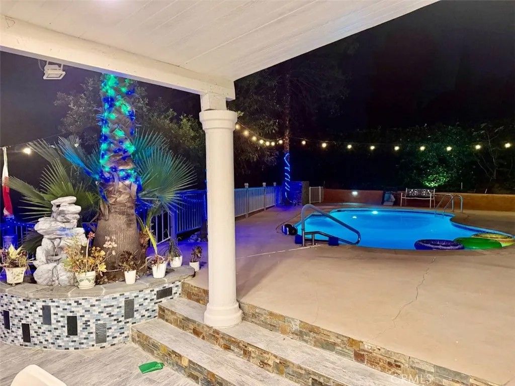 Photo of 20520 Rhoda St, Woodland Hills, CA 91367 (MLS # SR26078567)