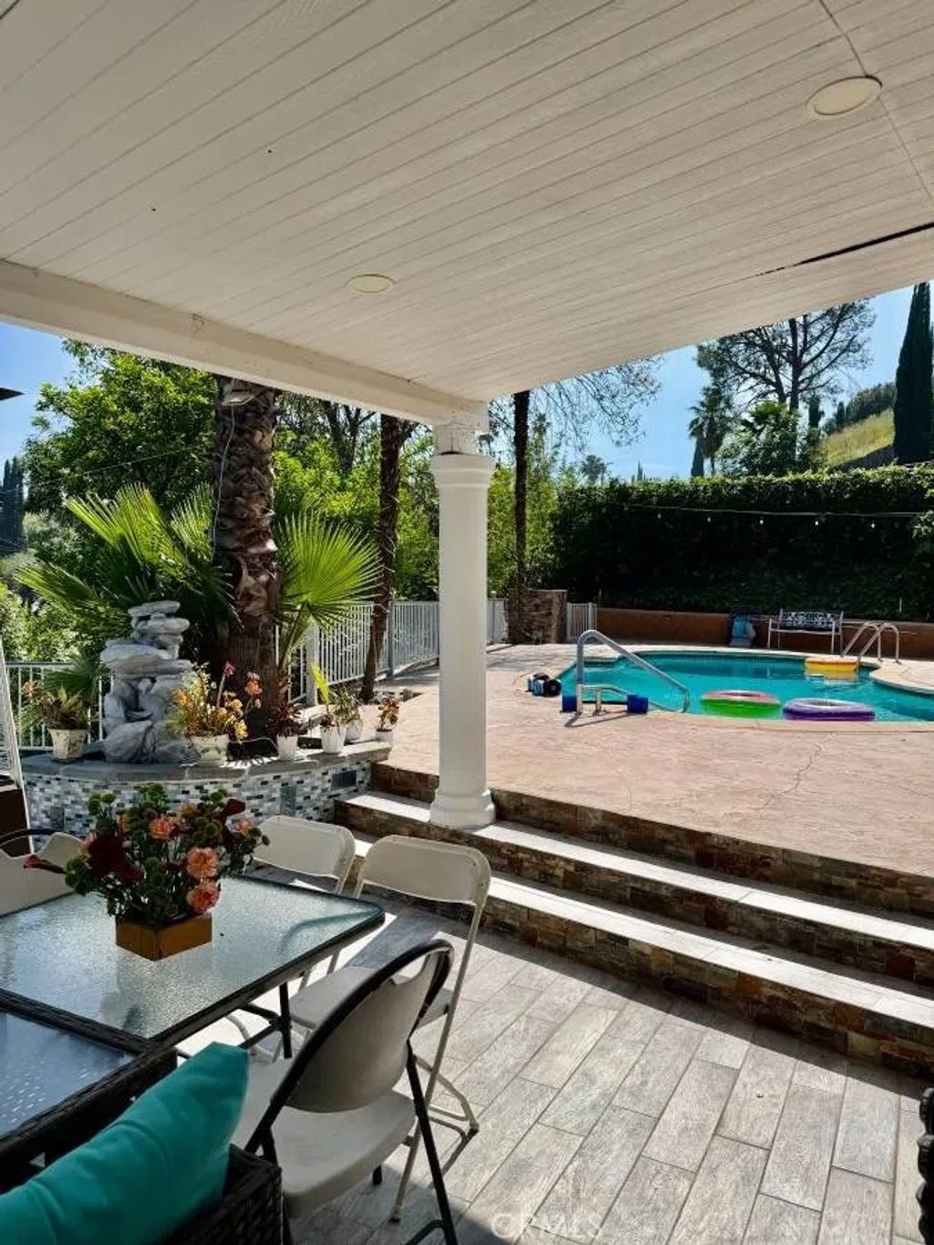 Photo of 20520 Rhoda St, Woodland Hills, CA 91367 (MLS # SR26078567)