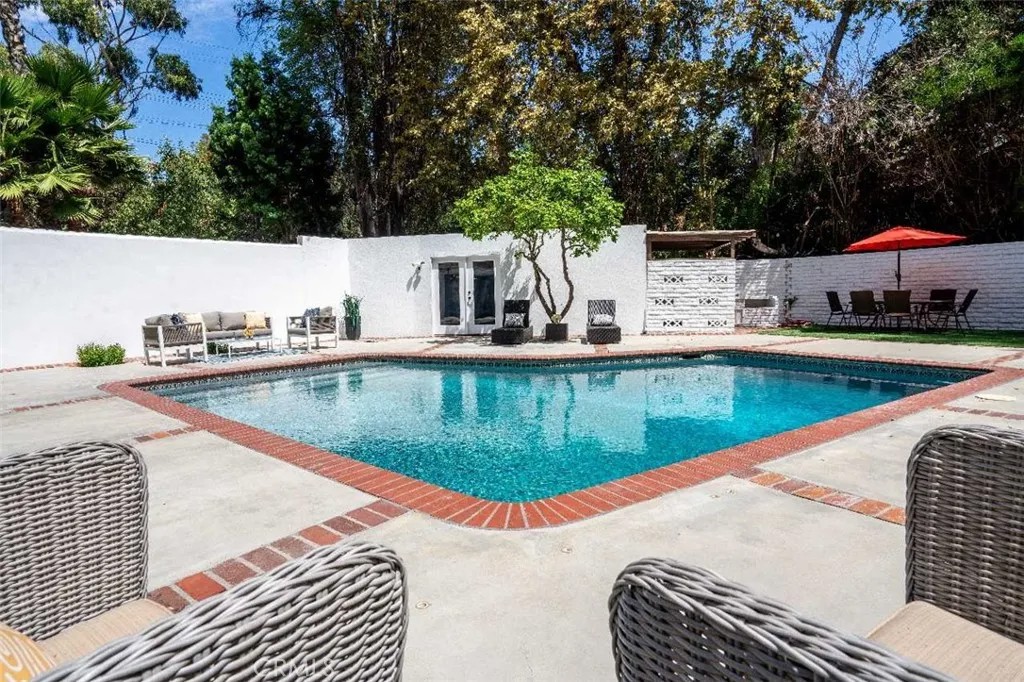 3183 N Laurel Canyon Blvd