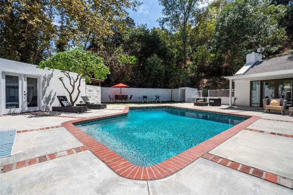3183 N Laurel Canyon Blvd