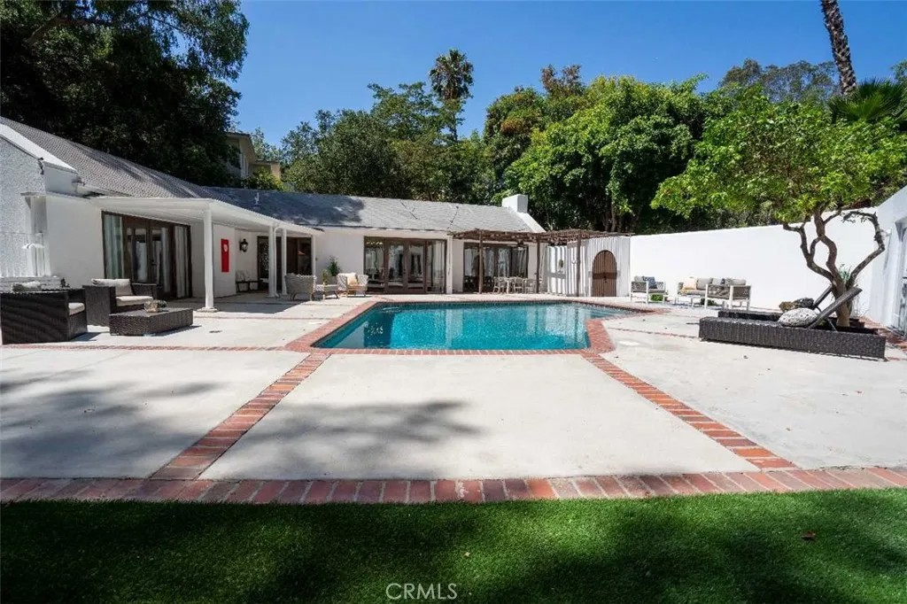 3183 N Laurel Canyon Blvd