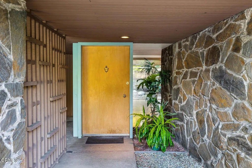 Photo of 670 Westbridge Place, Pasadena, CA 91105 (MLS # P1-25392)