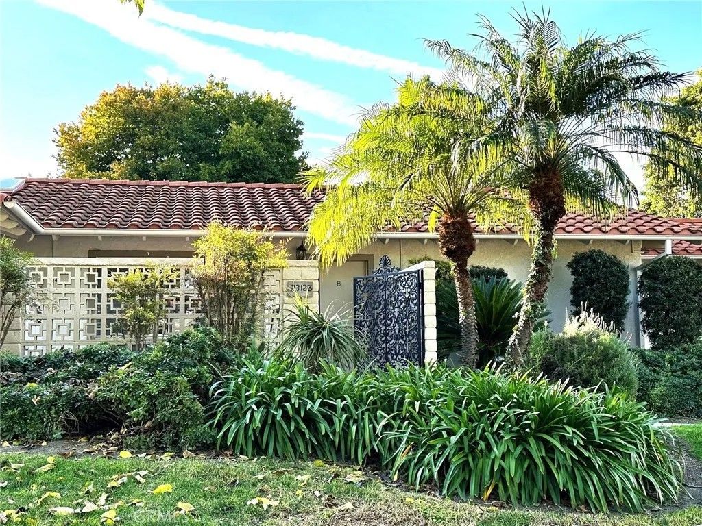 Photo of 2312 Via Puerta #B, Laguna Woods, CA 92637 (MLS # OC26006052)