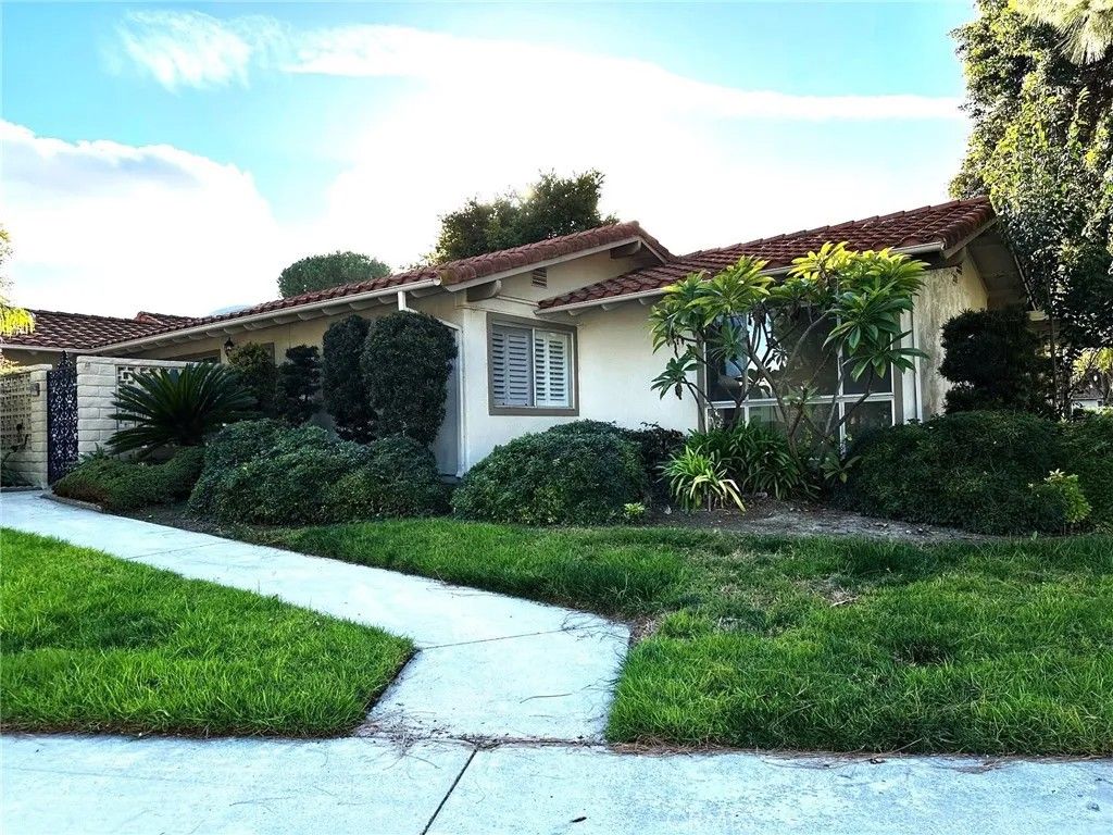 Photo of 2312 Via Puerta #B, Laguna Woods, CA 92637 (MLS # OC26006052)