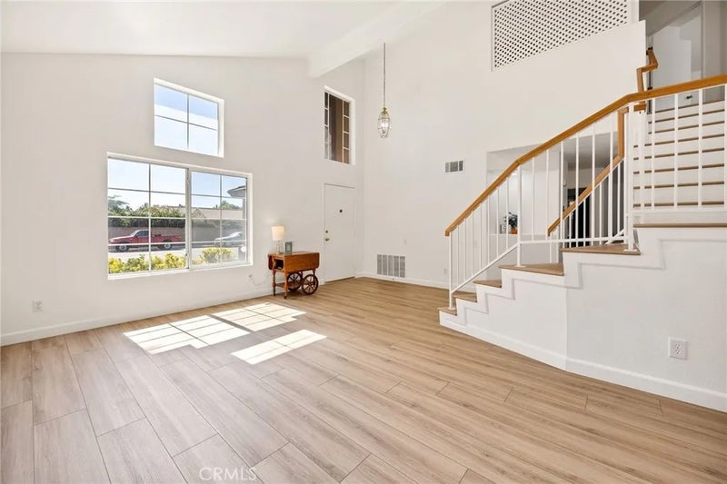 975 Peacock Dr