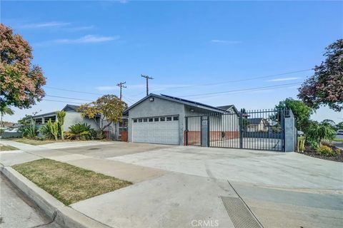 Tiny photo for 2131 W Niobe Avenue, Anaheim, CA 92804 (MLS # OC25245837)
