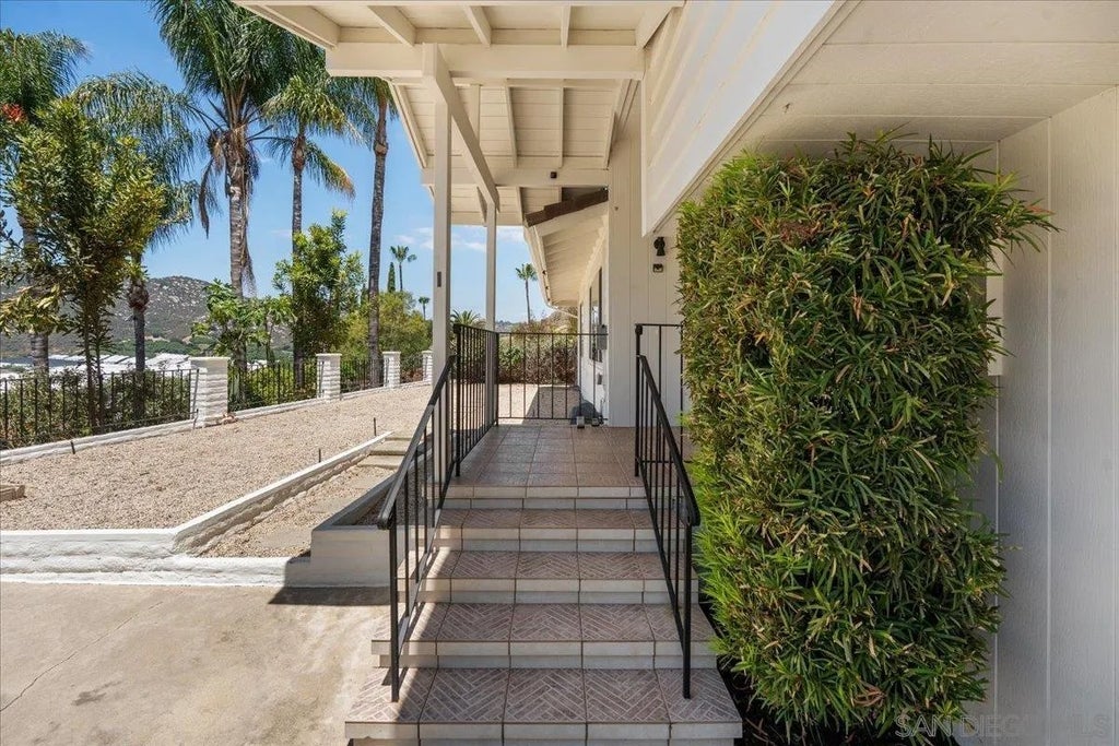 Photo of 3548 Laurashawn Ln, Escondido, CA 92026 (MLS # 260016780)