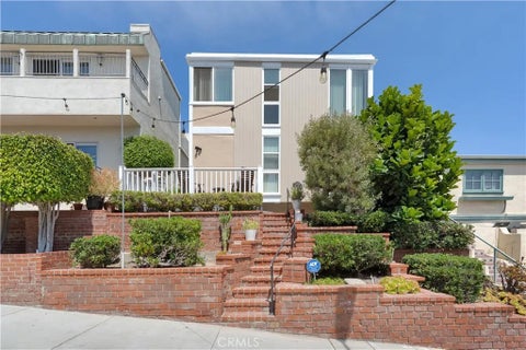 6 beds bed, 3 baths bath property at 409 16th Street, Manhattan Beach, CA 90266