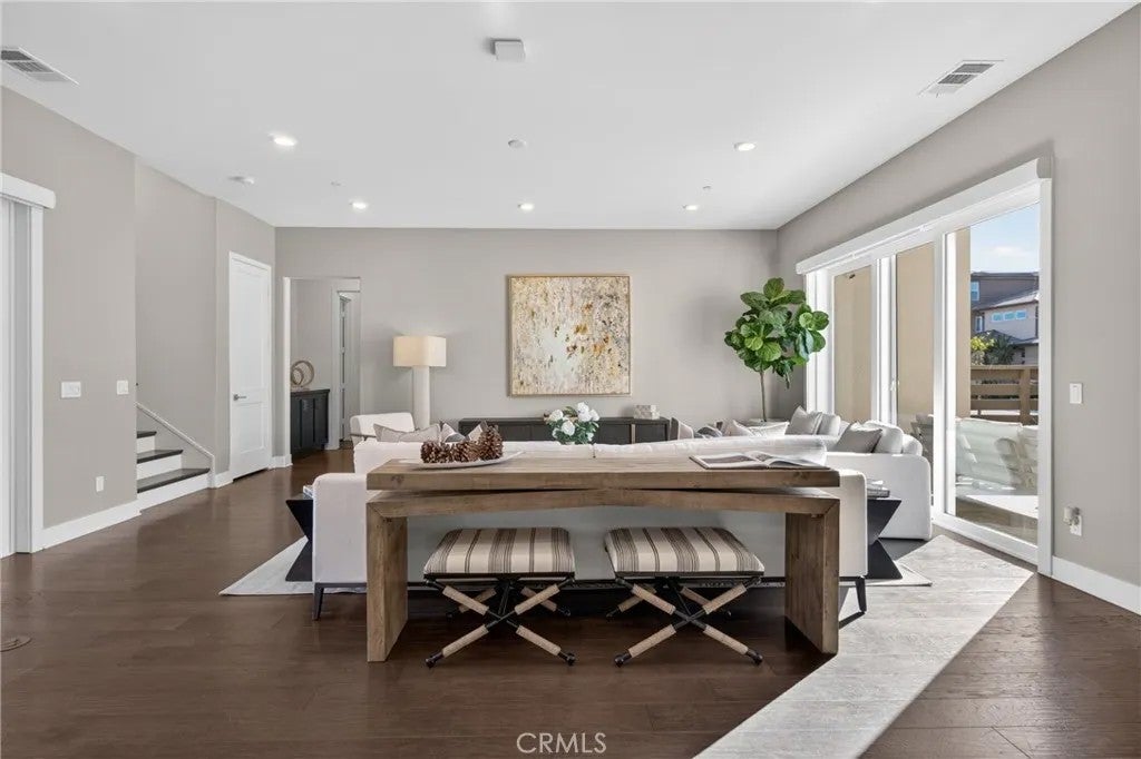 64 Chasma, Irvine, CA