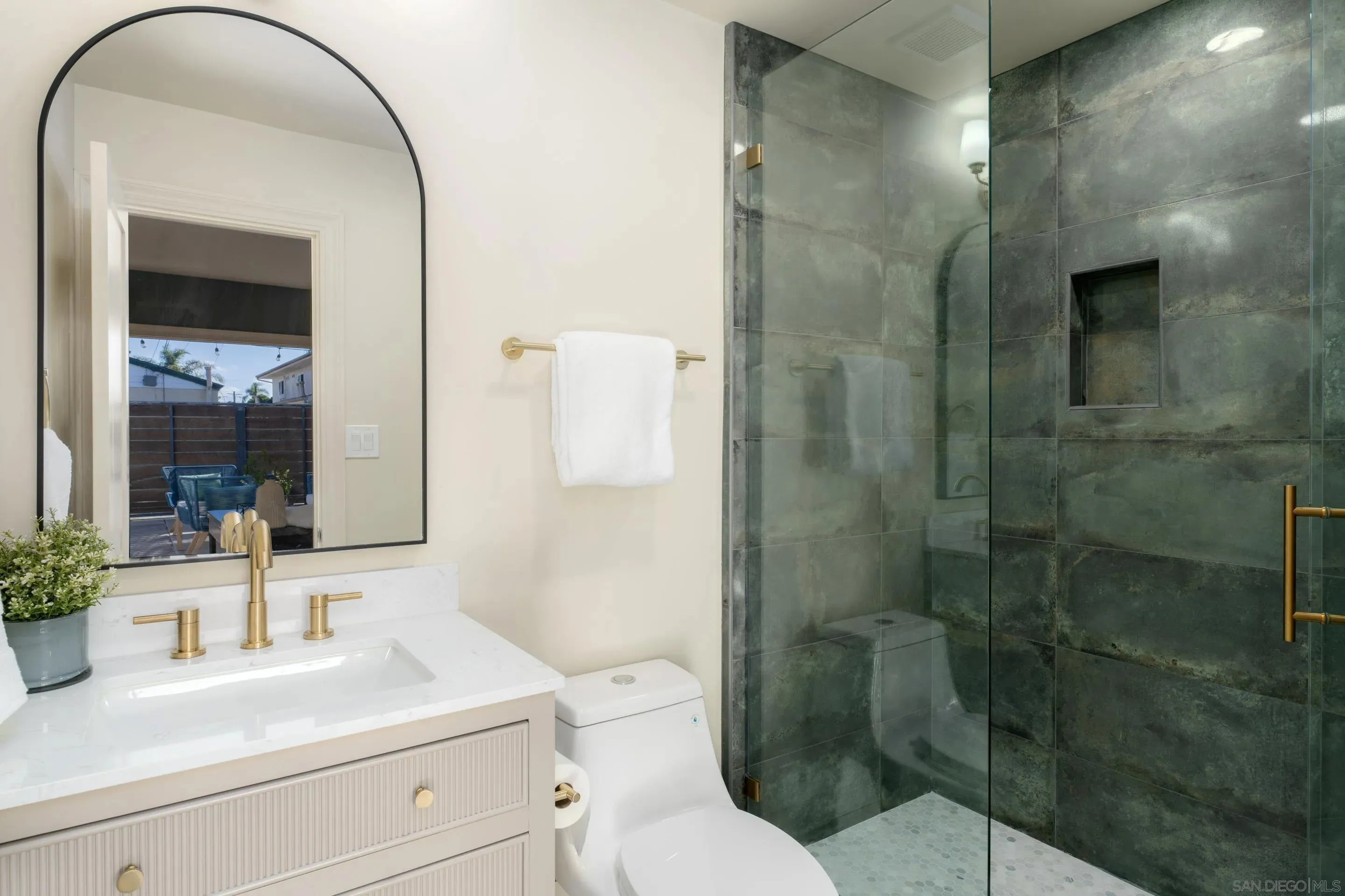 San Diego, California 92104, United States, 2 Bedrooms Bedrooms, ,1 BathroomBathrooms,Residential,Active,234236