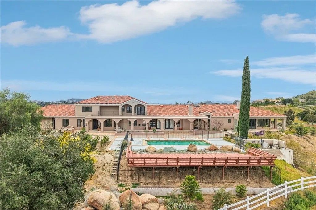 Photo of 38075 Via Majorca, Murrieta, CA 92562 (MLS # SW26065604)