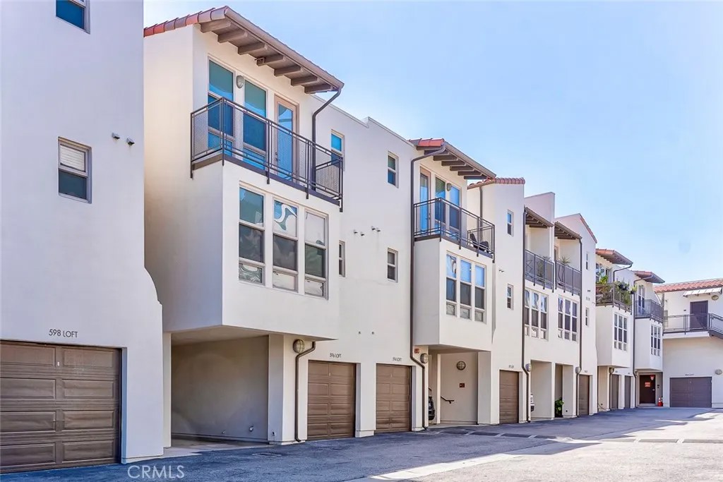 596 S Brea Boulevard