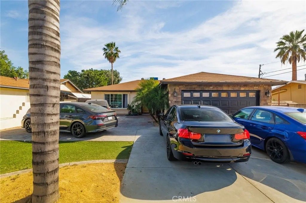 Photo of 221 W Whittier Avenue, Hemet, CA 92543 (MLS # SW26046028)