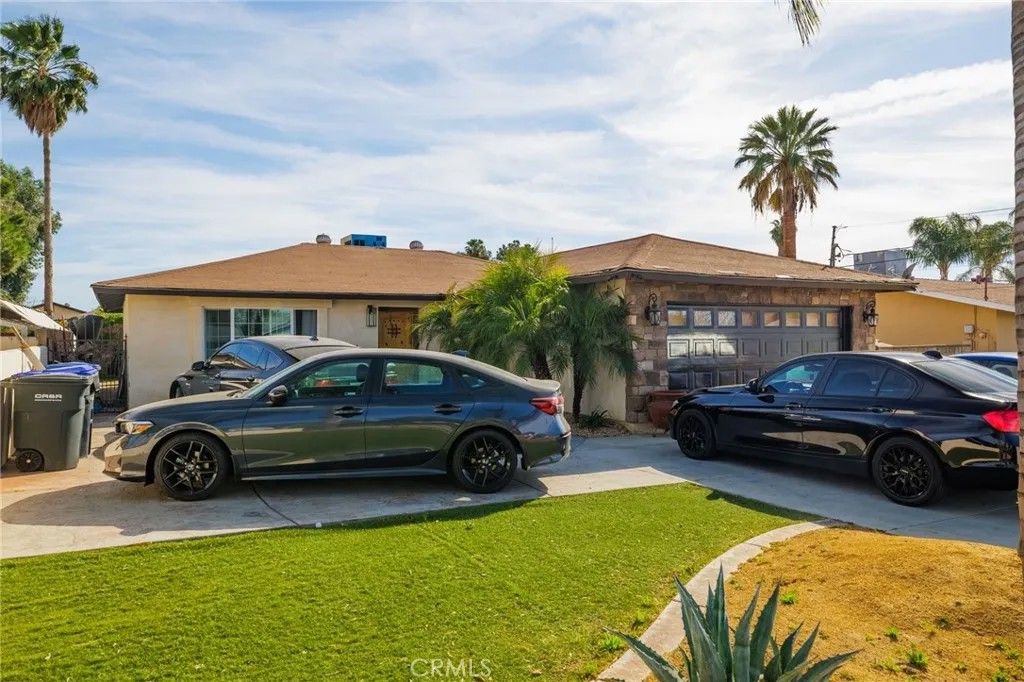 Photo of 221 W Whittier Avenue, Hemet, CA 92543 (MLS # SW26046028)