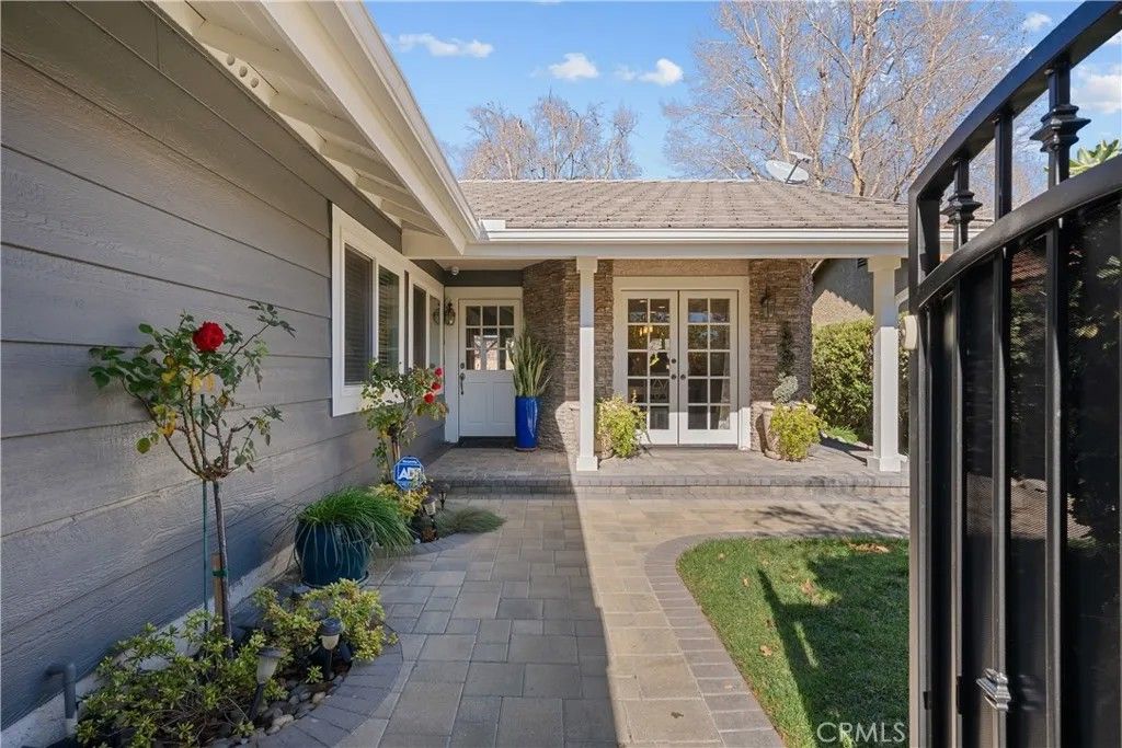 Photo of 23643 Maricio Dr, Valencia, CA 91355 (MLS # SR26033027)