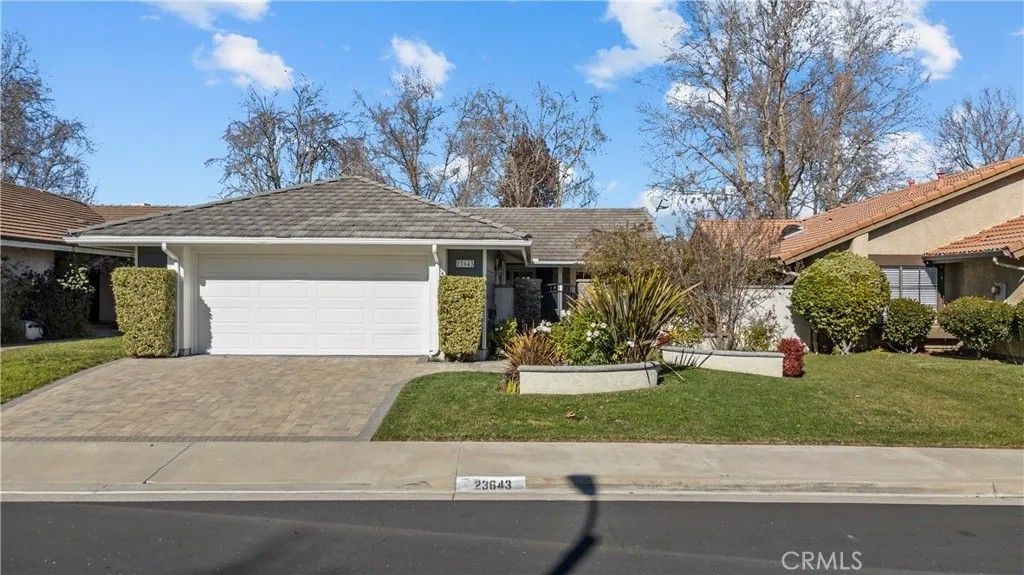 Photo of 23643 Maricio Dr, Valencia, CA 91355 (MLS # SR26033027)
