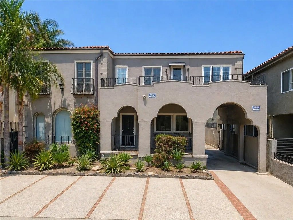 Photo of 4841 Elmwood Ave, Los Angeles, CA 90004 (MLS # PW26094082)