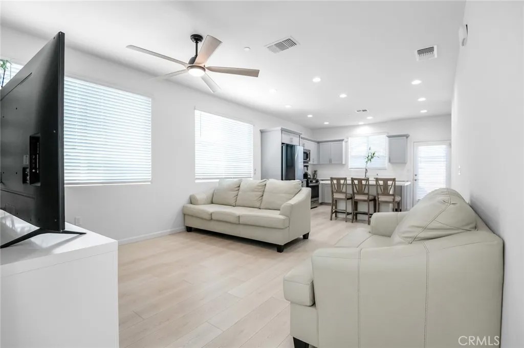 3049 N Dudley