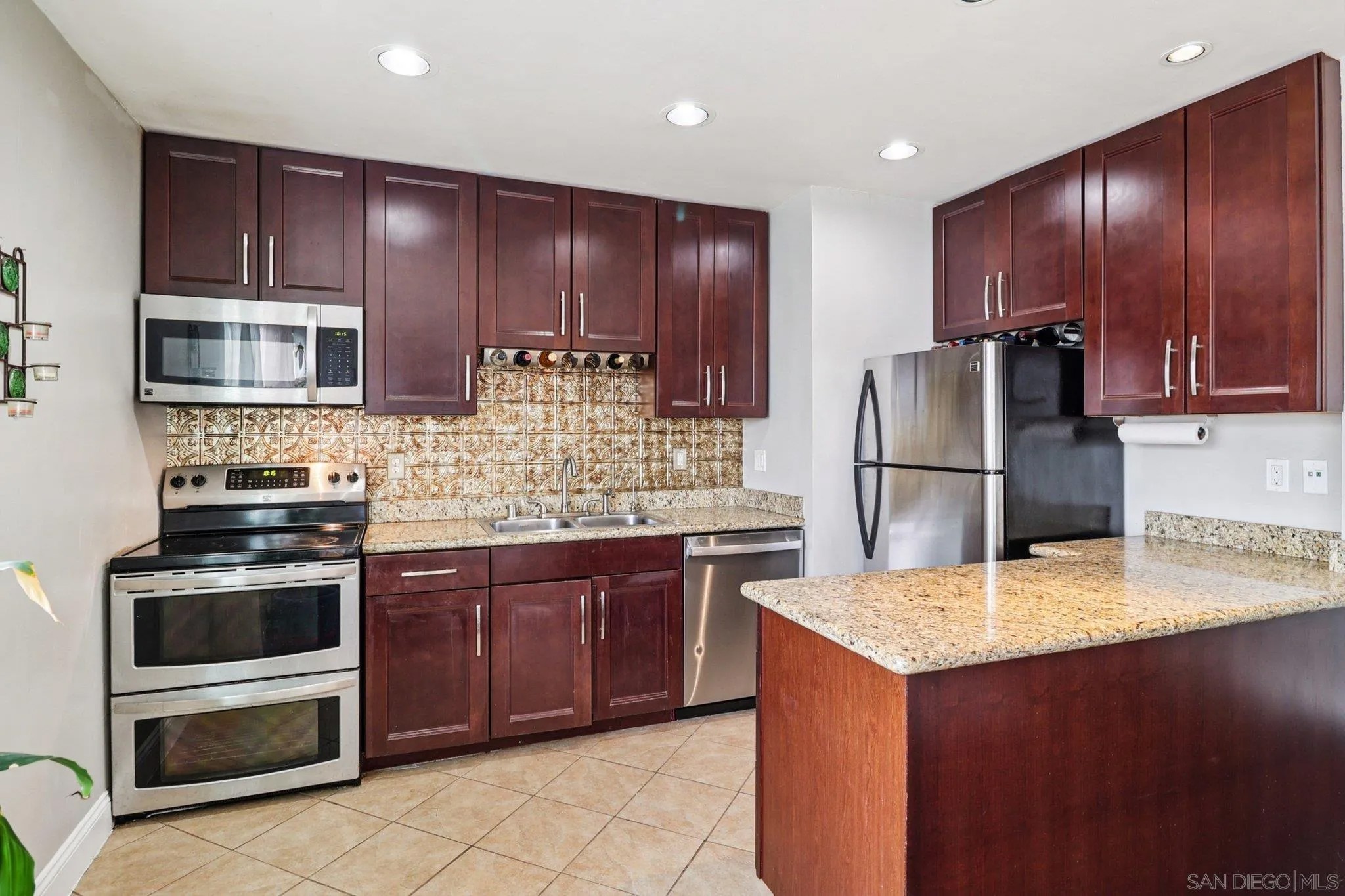 2266 Grand 23